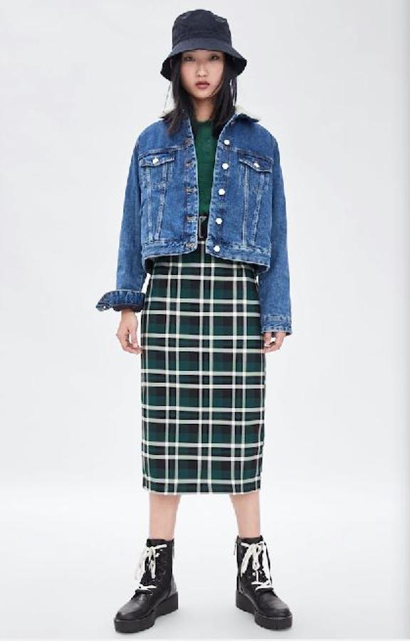 No siempre hay que complicarse tanto para encontrar un look que funciona: aquí, otra falda de cuadros también en verde (25,95 euros) encuentra aliados más tranquilos. El jersey del mismo tono verde bosque va perfecto y la chaqueta vaquera y las botas inclinan la balanza de un espíritu lady al punk.