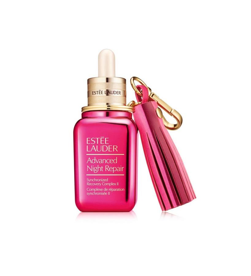 Este suero nocturno ayuda a restaurar la piel, que se despierta radiante, más joven y renovada. Poe algo es el producto número 1 de la marca. El 100% del beneficio de su venta se destinará a la investigación.  Advanced Night Repair Synchronized Recovery Complex II + Pink Ribbon Pin de Estée Lauder  (113 €).