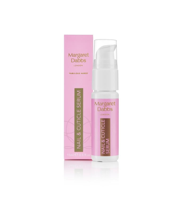 Es perfecto para las uñas de las manos y pies, ya que previene las infecciones, ayuda al fortalecimiento e hidrata tanto uñas como cutículas. Acaba con las uñas frágiles y quebradizas. Se donará el 15% del beneficio de su venta a la investigación. Nail & Cuticle Serum de Margaret Dabbs London (15 € aprox).