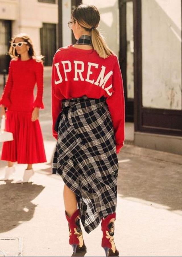El mix de sudadera, botas cowboy y falda de cuadros es una genialidad.
