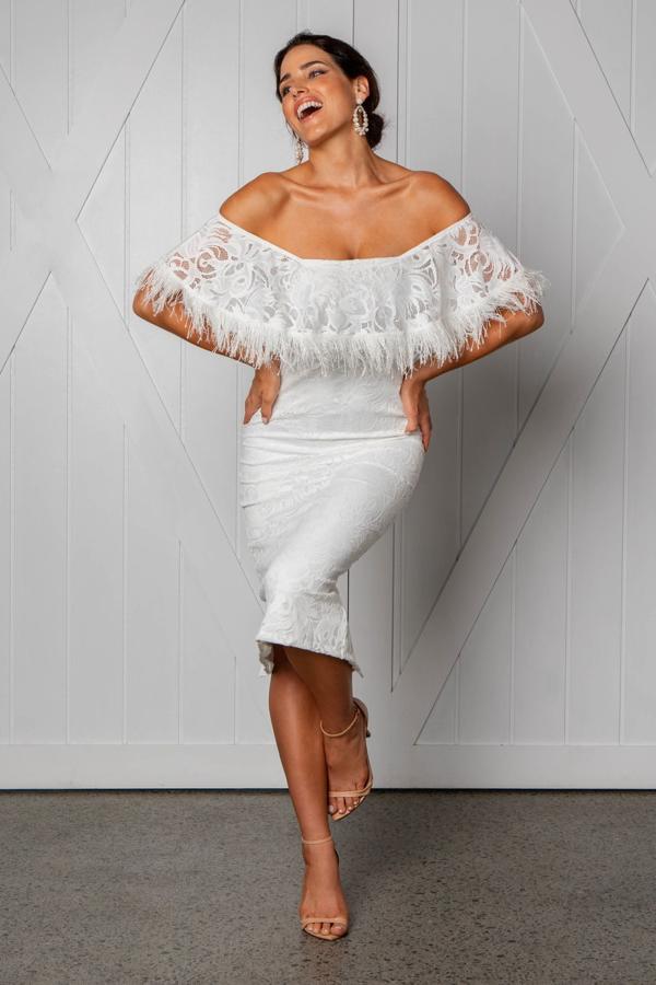 Cada vez nos gustan más las novias con vestido corto, como este de escote Bardot súper sofisticado.