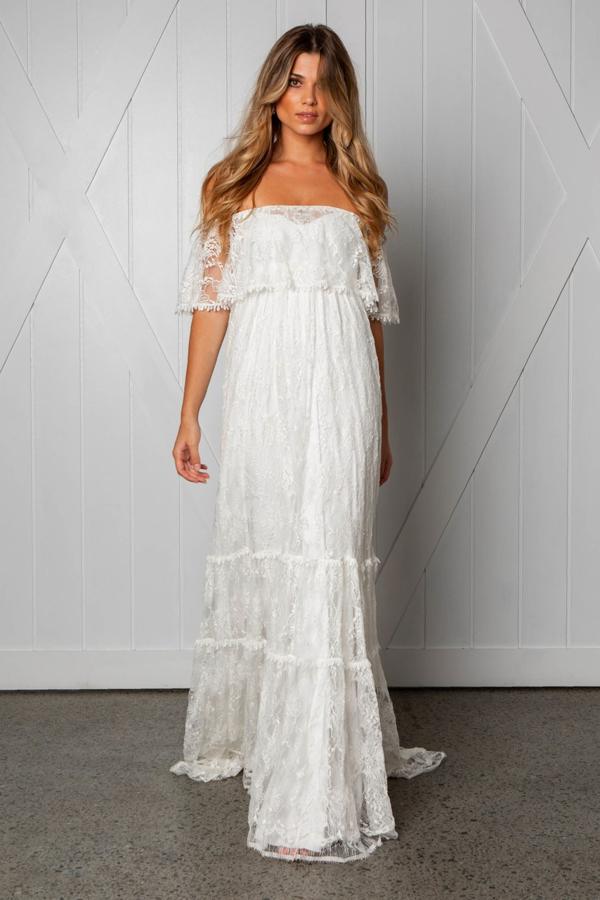 Nos imaginamos una boda en la playa y una novia llegando descalza al altar con este vestido 'boho' de Grace loves lace.