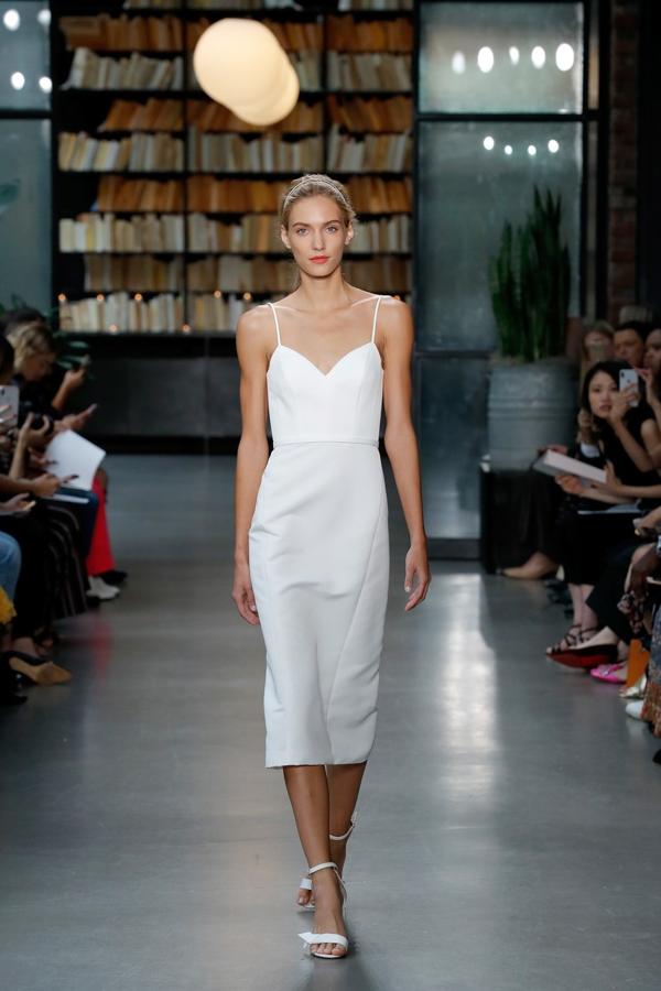 La sencillez de este vestido de novia de Little white dress hará que puedas reutilizarlo incluso después de tu boda.