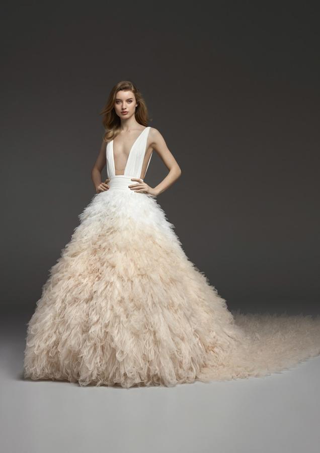 De la alfombra roja al altar con este impresionante vestido con pronunciado escote y maxi falda de Pronovias Atelier.