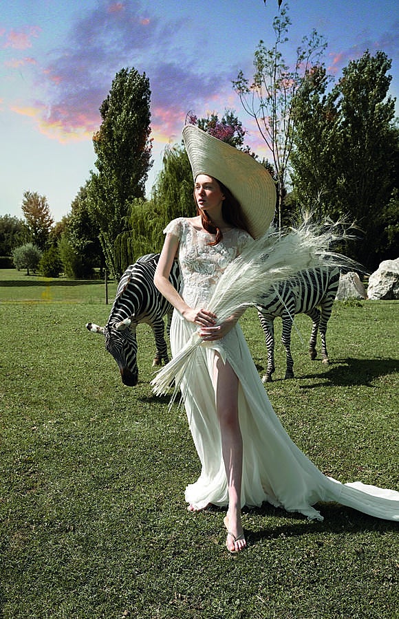 Los vestidos de Vision by Elissabetta Polignano son maravillosos para novias 'boho' que quieran casarse descalza. Los complementos son la clave.