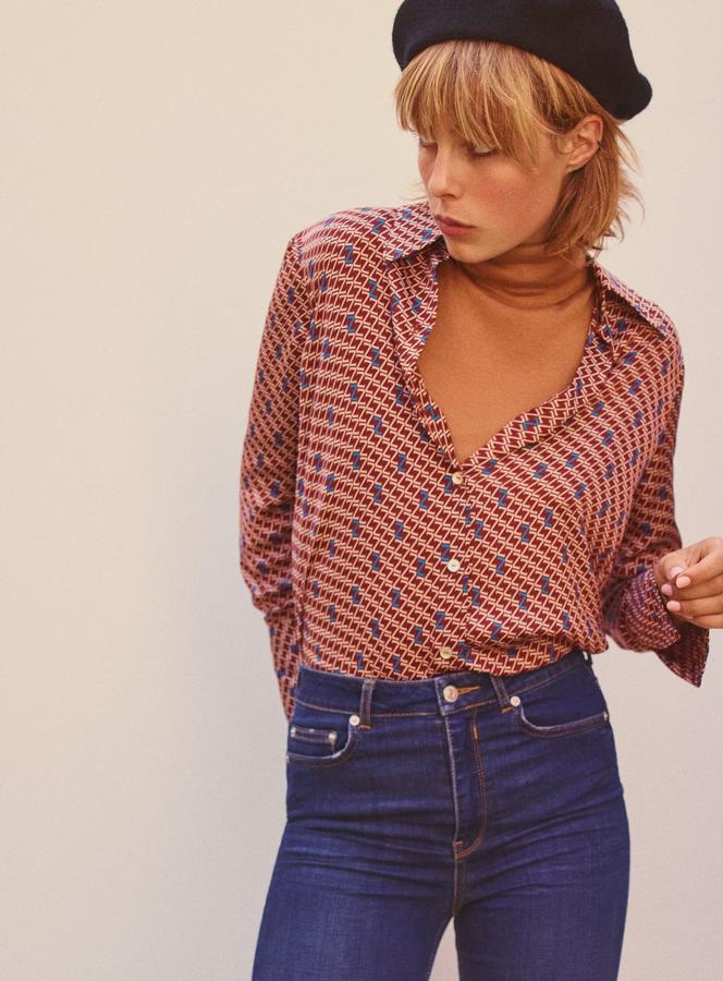 La logomanía ha llegado a Zara , y en esta camisa crea un entramado de formas y colores que nos lleva directas a los '70. La blusa cuesta 29.95 euros, el jersey 19.95, los vaqueros 29.95 y la boina, 12.95 euros.