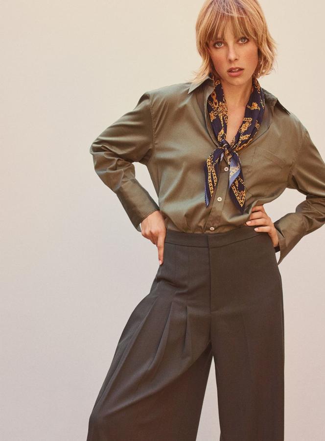 En este caso, los pantalones de pata ancha nos llevan directas a los '70. Estos de Zara cuestan 39.95 euros, y nos encanta cómo quedan en este 'total look' en verde militar, con el impecable detalle del pañuelo de cadenas (9.95 euros).
