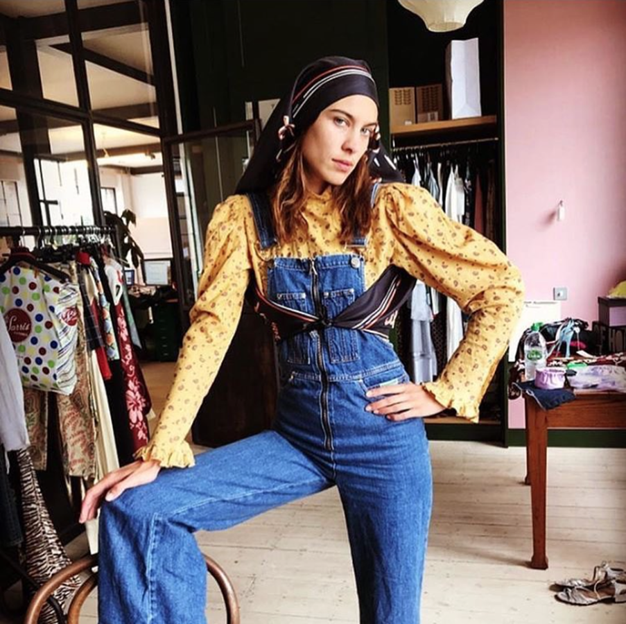 Lo primero, desterrar las camisetas en todas sus variantes: no llevan a un peto vaquero a ningún lugar donde no esté ya. Tampoco sirven las camisas clásicas ni neutras. Alexa Chung ha dado con el tipo de top que acompaña a los petos más allá de lo casual: las camisas de aire retro, cuando más femeninas mejor y con las mangas más espectaculares posibles. Encajes, lazos, mangas globo, trompeta, puños adornados... Cualquier exceso en el estampado y el diseño se contagia al simplón peto y lo convierte en otra cosa.