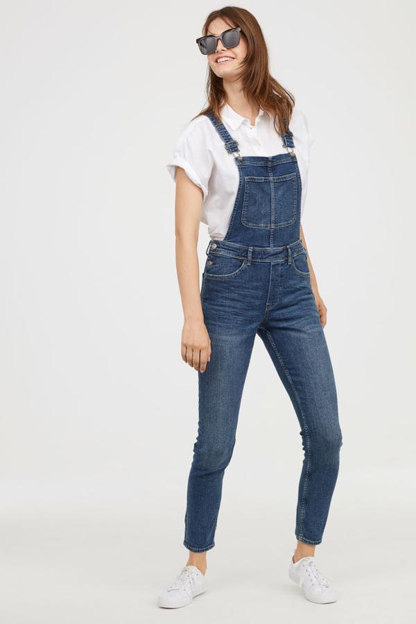 En un denim azul medio, nos quedamos con este de H&M (29,99 euros) que se ajusta perfectamente a la silueta.