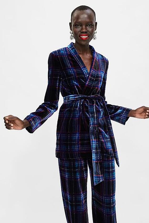 Esta blazer de terciopelo pertenece a la nueva colección de la firma.