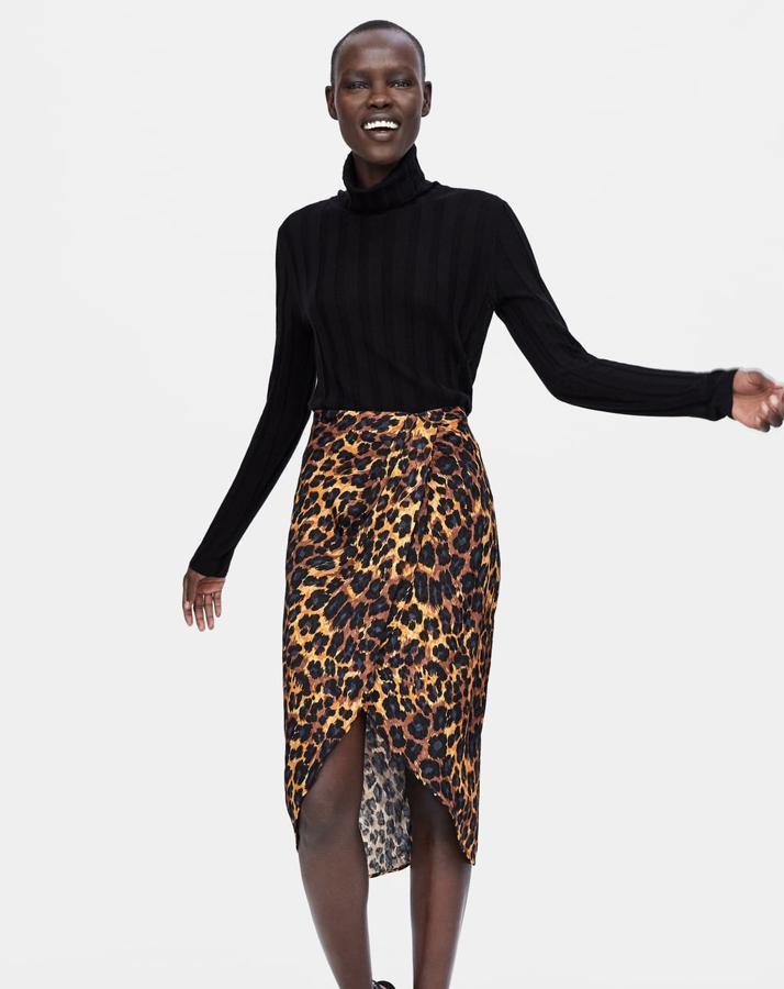 Falda cruzada con estampado animal, detalle drapeado y abertura, 25,95 euros.