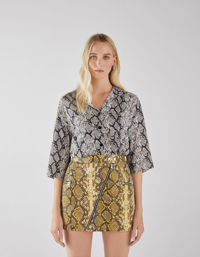 Falda con estampado de serpiente, 25,99 euros.