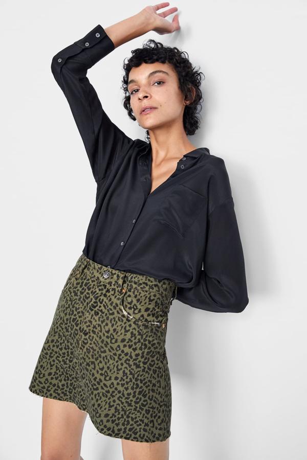 Falda mini con estampado de leorpardo y efecto lavado, 25,95 euros.