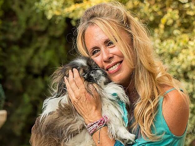 Miriam Díaz-Aroca junto a su perrito Simón.