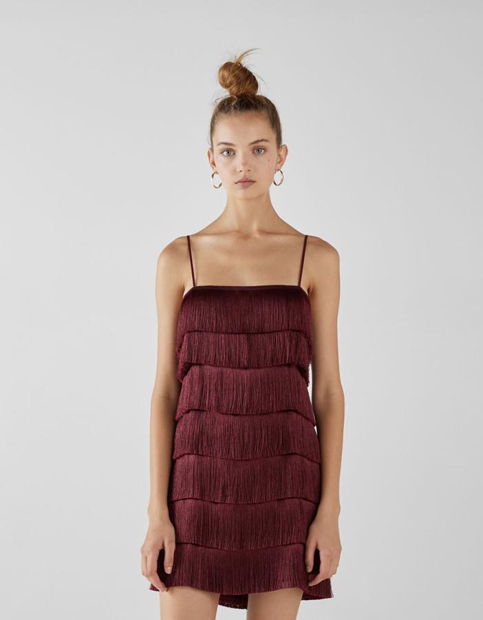 Vestido de flecos en color granate, 29,99 euros.