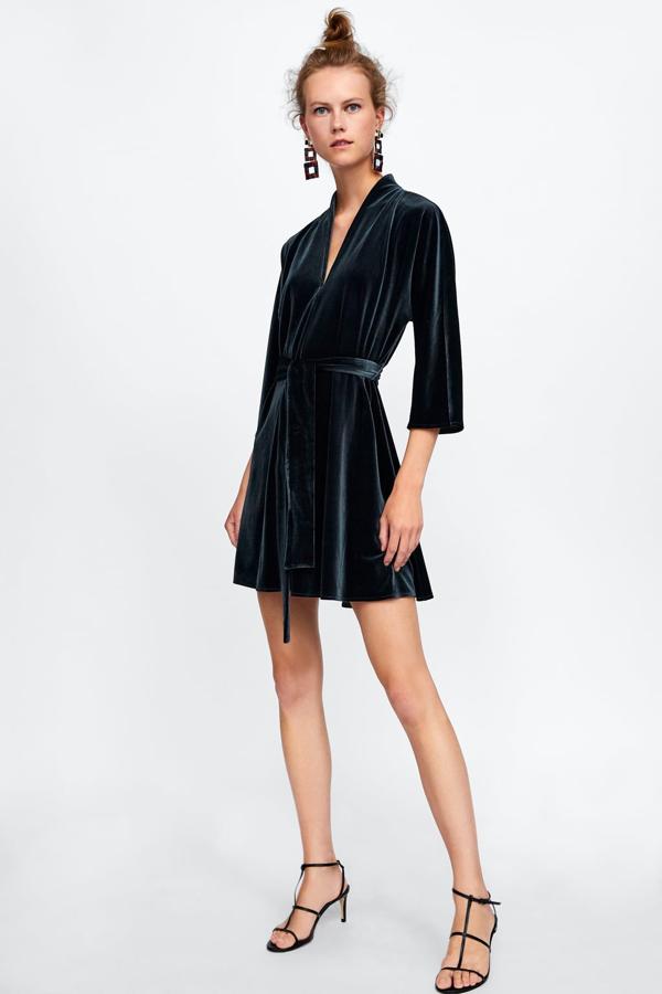 Vestido de terciopelo con línea evase y cinturón, 29,95 euros.