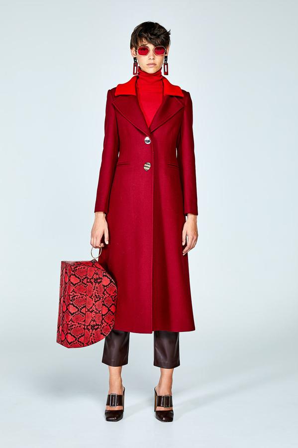 Abrigo largo con cuello en color granate, 99,99 euros.