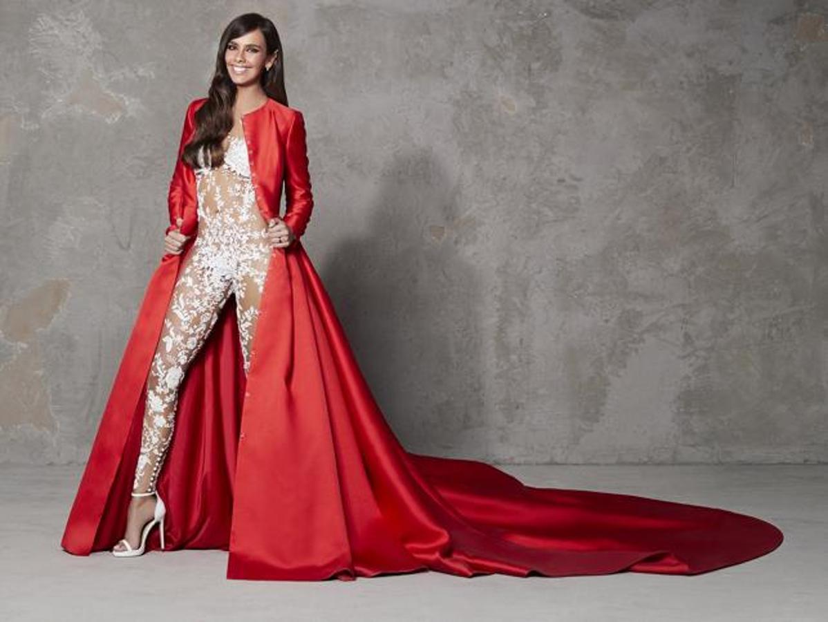 Era el secreto mejor guardado, y poco antes del cambio de año, descubrimos que  el vestido de Cristina Pedroche para las campanadas  era en realidad... ¡un mono de Pronovias! Y claro, nos quedamos con la boca abierta.