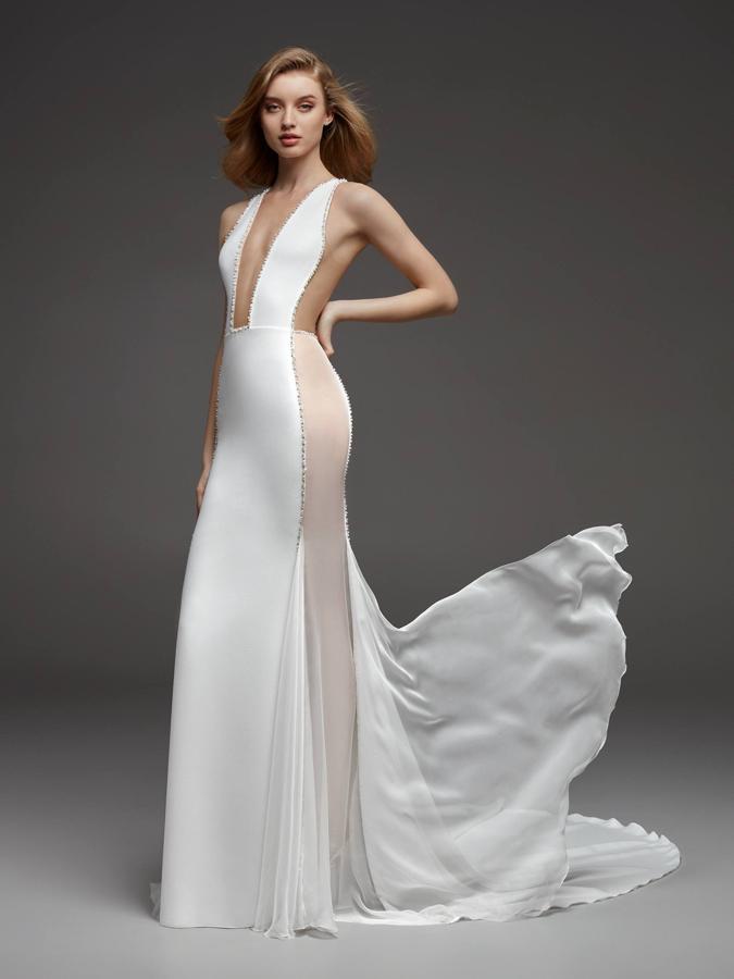 Minimalista y a la vez con un punto muy sexy, Cristina Pedroche daría 'la campanada' con este vestido de Pronovias Atelier en Nochevieja.