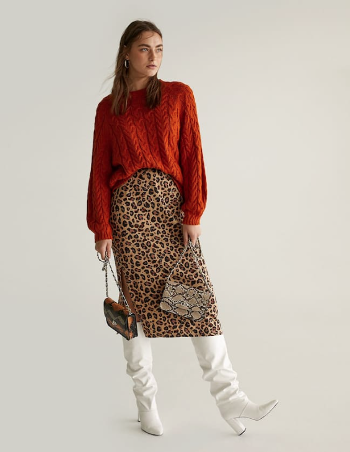 Esta es una de las combinaciones favoritas del otoño: cualquier estampado animal con un gran jersey rojo. En Stradivarius, el jersey de trenzas (25,99 euros) y la falda (19,99 euros) no llegan a nuestro límite y por un poquito más le añades una bandolera (12,99 euros).