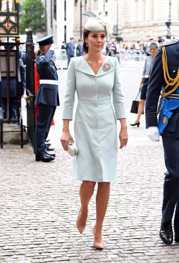 Kate Middleton ha repetido en más de una ocasión este abrigo vestido azul cielo de Alexander McQueen.