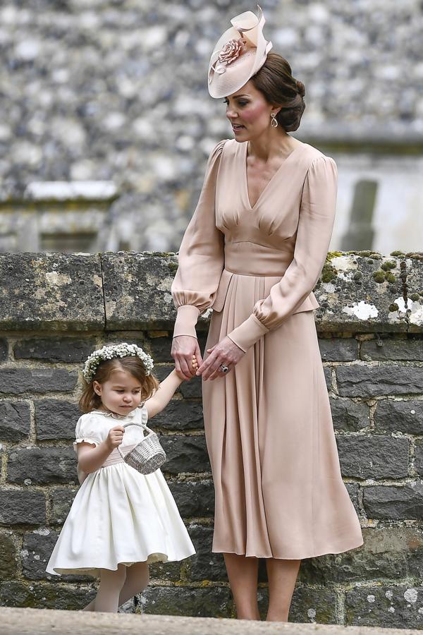 En la boda de su hermana Pippa Middleton Kate nos dio una auténtica lección de invitada perfecta con este delicado vestido nude de McQueen. ¿Lo repetirá?