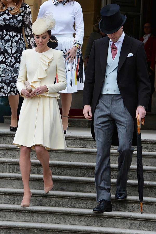 El amarillo vainilla podría volver a ser la opción elegida por Kate Middleton para una boda real como la de Eugenia de York. Y este diseño también es de Alexander McQueen, como  en la boda de Meghan Markle y el príncipe Harry .