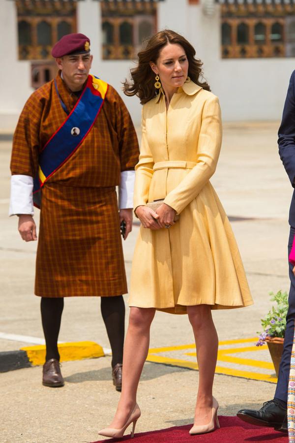 En un amarillo más intenso, este vestido de Emilia Wickstead nos encanta para que lo repita Kate Middleton en la boda de Eugenia de York.