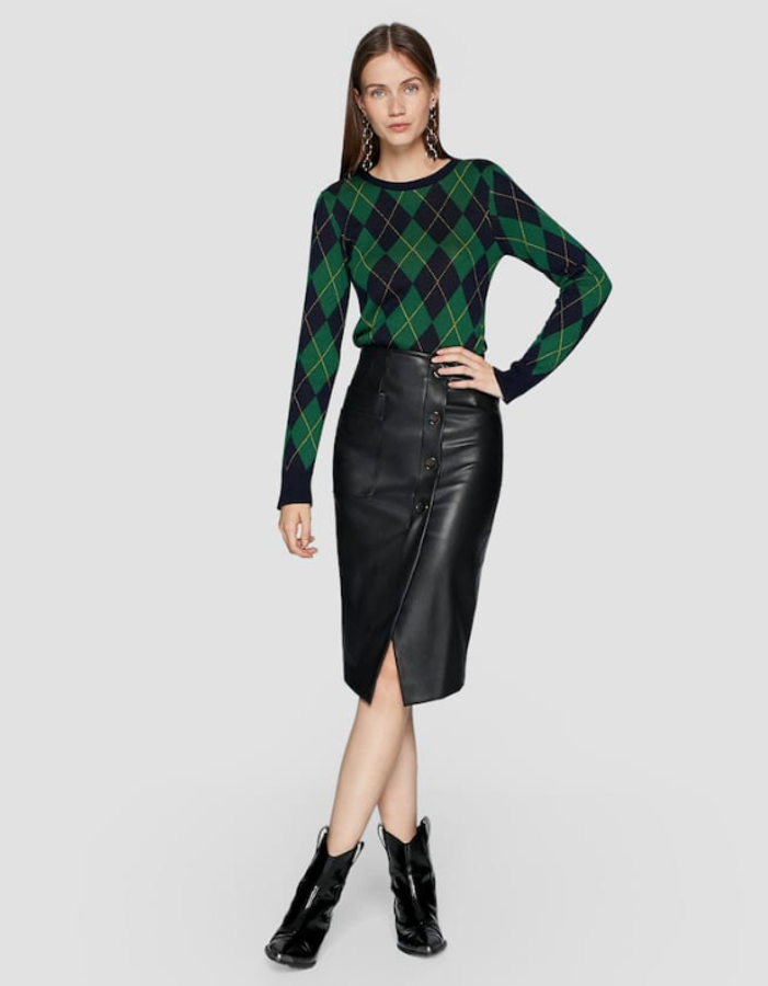 Hemos visto pocos looks más ideales para cualquier cita de trabajo por tan poco dinero: falta de tubo efecto piel con botones (19,99 euros) y jersey de rombos (19,99 euros).