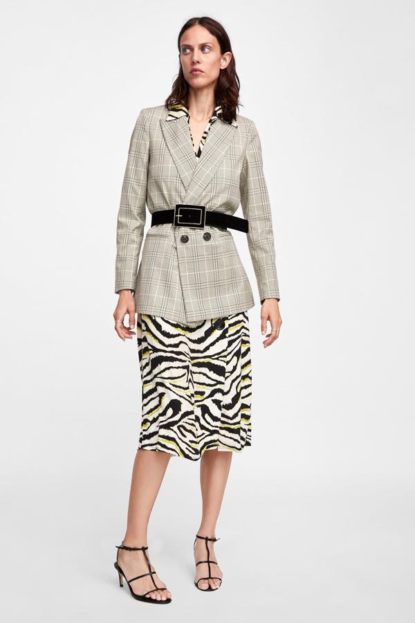 La blazer se lleva con cinturón. Un pequeño truco para darle el toque más chic a tus looks y que hemos aprendido, directamente, del  street style .