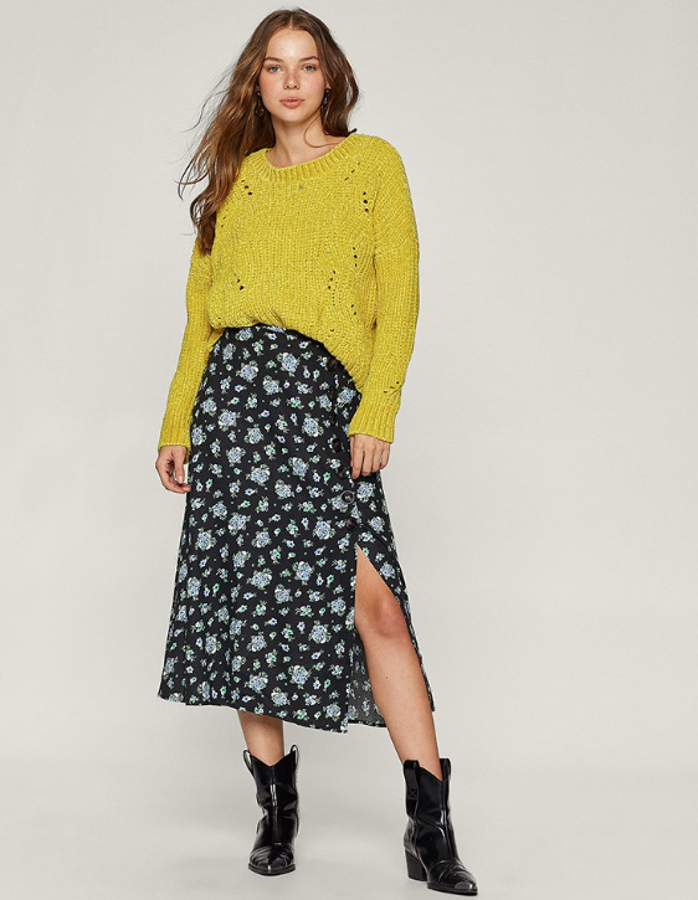 No puede faltar un look con algún detalle flúor, tan en tendencia: falda evase midi con botones laterales (19,99 euros), jersey de chenilla (25,99 euros).