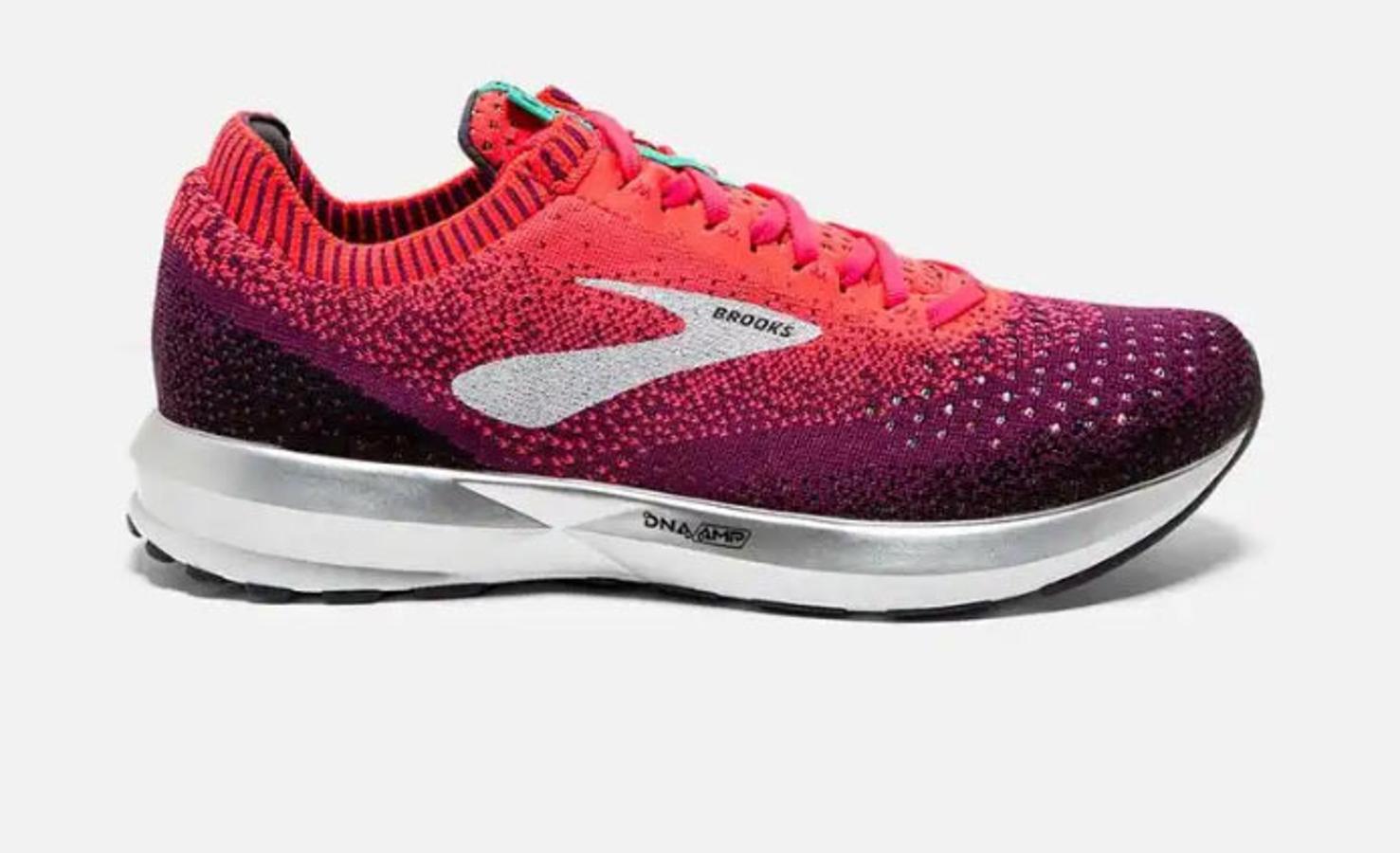 Su amortiguación súper elástica y su upper Fit Knit, más suave y flexible logran un confort total.Recomendada para un soporte neutral y peso medio. Su precio ronda los 170 euros.