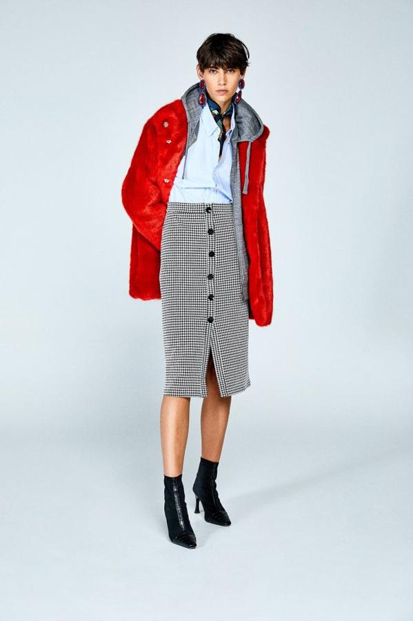 Falda con estampado de pata de gallo y detalle de botones en la parte frontal, 19,99 euros.f