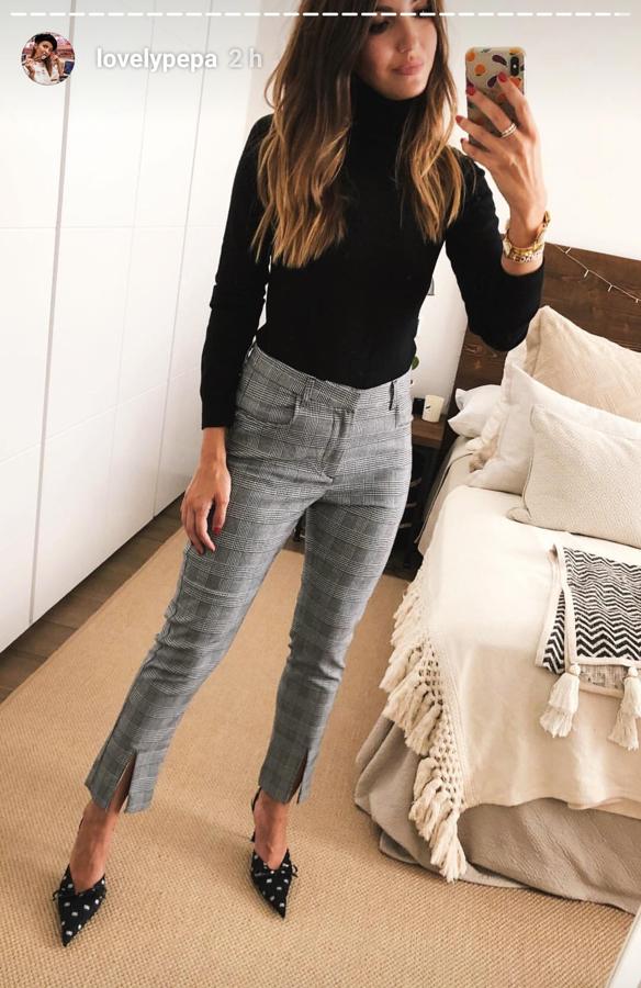 Pantalones con estampado de cuadros en negro, blanco y gris, 89 euros.
