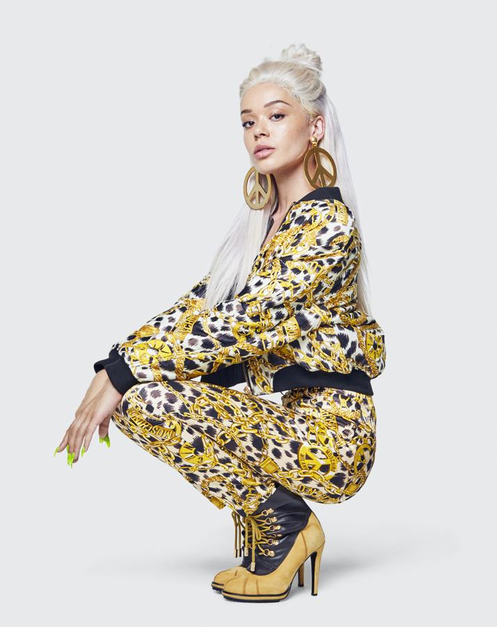 Este 'total look' con estampado de cadenas cuesta 149 euros la bómber, y 89.99 euros el pantalón. Los pendientes con el símbolo de la paz cuestan 29.99 euros.