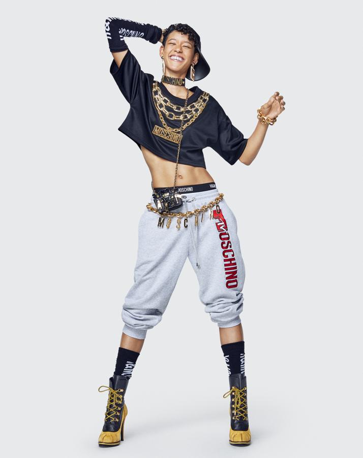 La camiseta 'cropped' de MoschinoxH&M cuesta 99 euros, los pantalones de chándal, 69.99 euros, los calcetines 19.99 y las botas, 249 euros.