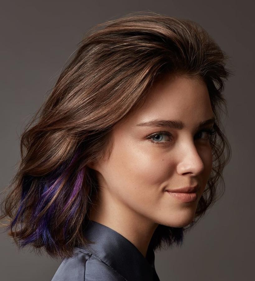 Colección: Essential Women. Media melena oscura con reflejos y el toque transgresor de mechas violeta en las puntas.
