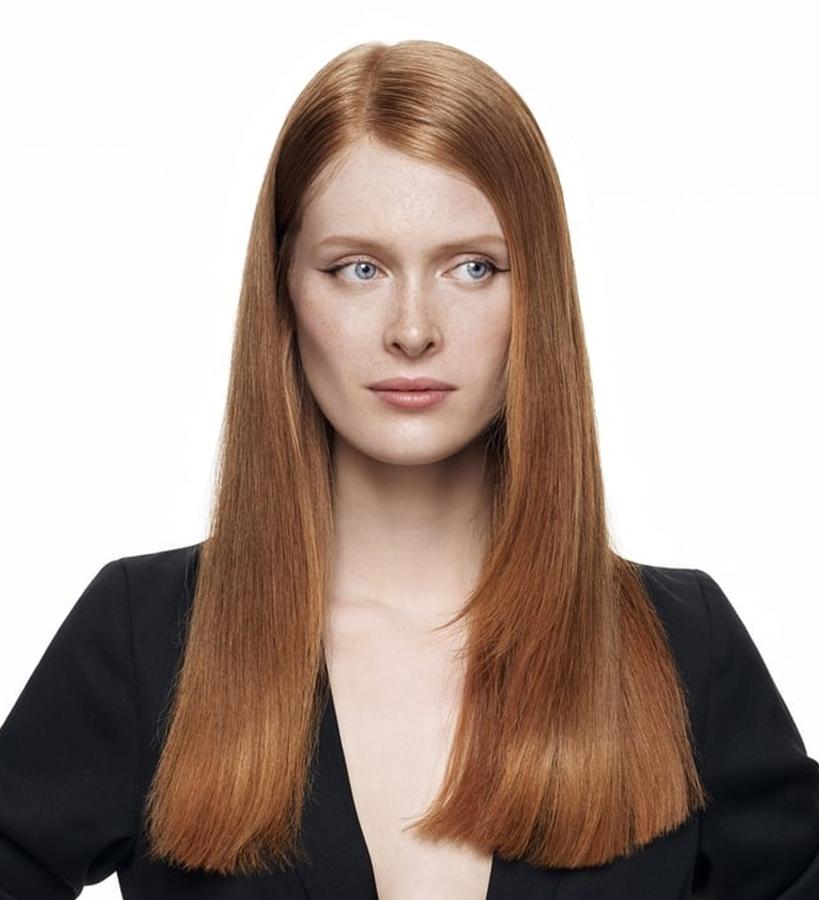 Colección: Double Je. Larga y ultra lisa, la espectacular melena luce un tono cobrizo dorado con puntas simétricas.