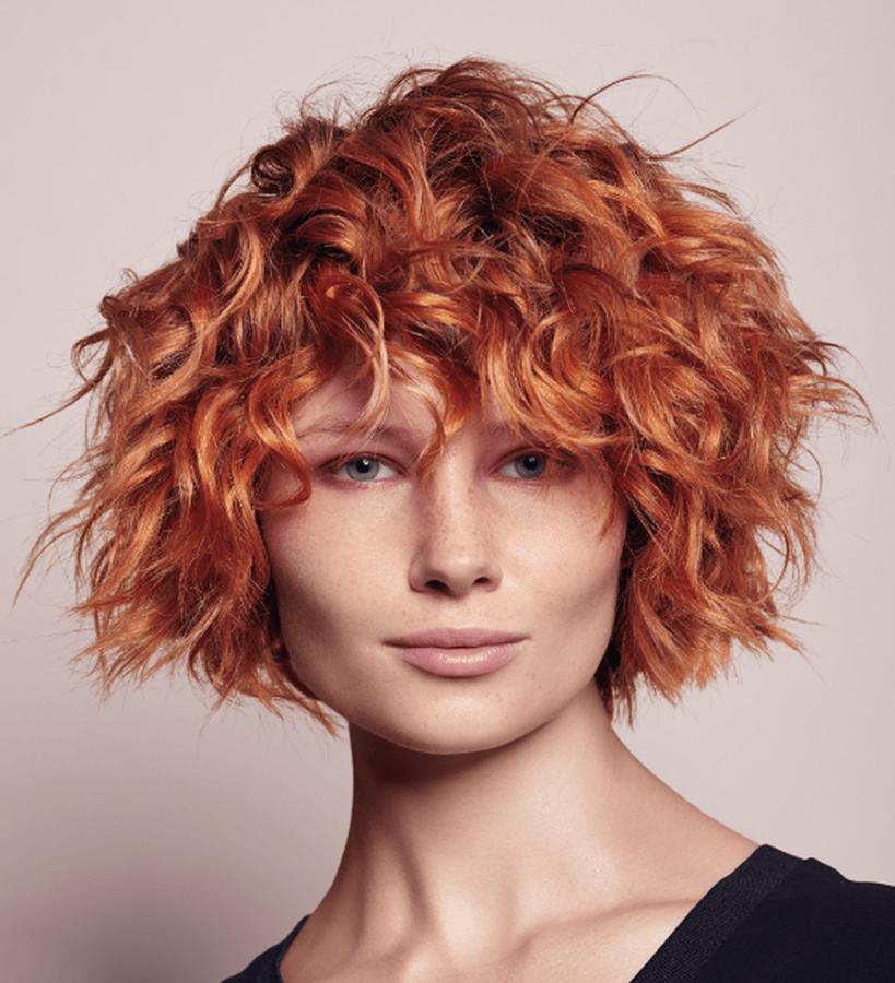 Colección: Huma Nature. El cobrizo glossy en corto con capas y una cascada de rizos salvajes.