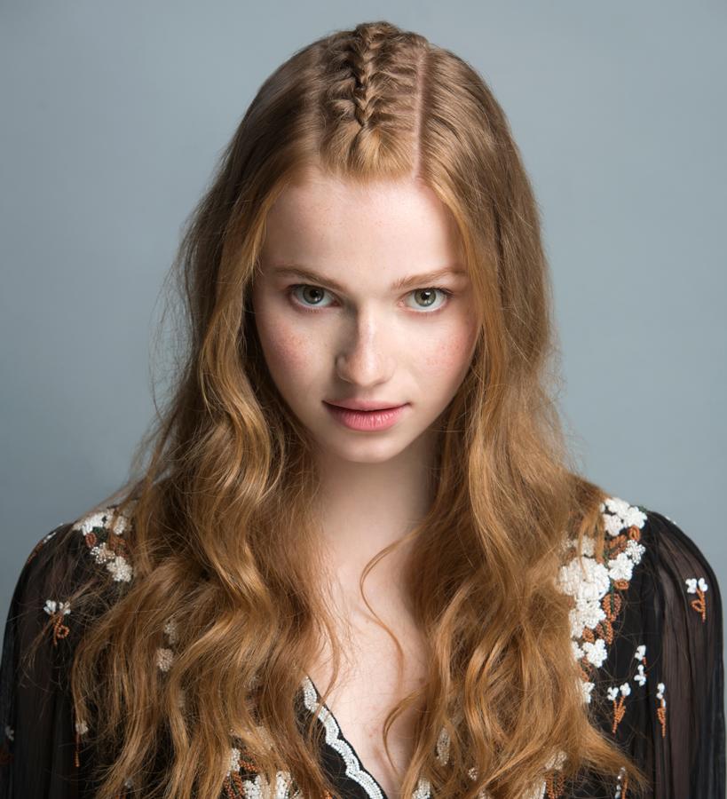 Colección: The Natural Trend. El peinado 'middle braid', se interpreta con la melena suelta con un eje central de trenza en espiga que separa la melena en dos cascadas de pelo lateral con ondas libres y rota