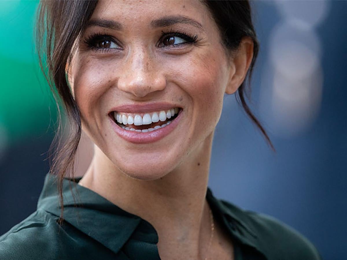 La luz de su rostro es la envidia de todo el mundo. Su maquillador ha confesado todos sus trucos para conseguirlo y lo mejor es que no siempre usa un iluminador tradicional. Sigue leyendo si quieres descurbrir cómo conseguir ese look radiante con métodos mucho más originales.