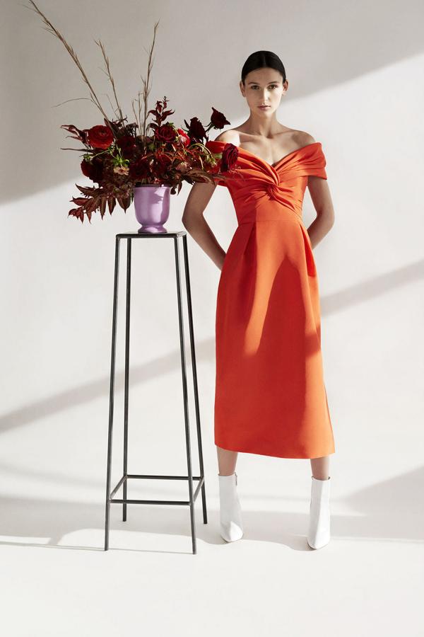 La silueta de este vestido de Carolina Herrera le sentaría como un guante a Meghan Markle.