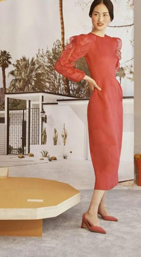 Aunque nos quedamos con la elegancia minimalista de este vestido tan especial, también de Carolina Herrera.