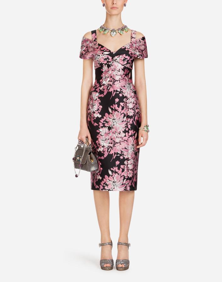 No nos convence el estampado de este diseño de Dolce&Gabbana, pero la silueta de este vestido le sentaría como un guante a Meghan Markle.