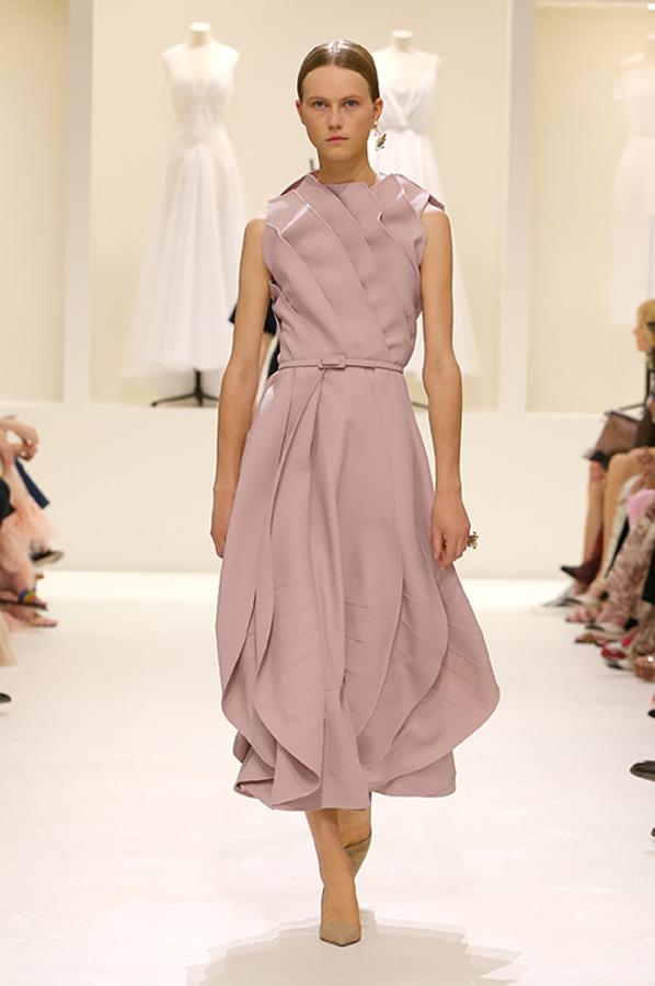 Nos encanta este vestido rosa empolvado de Dior para que Meghan Markle lo luzca  en la boda de Eugenia de York , aunque los volúmenes podrían hacer saltar los rumores de embarazo... otra vez.