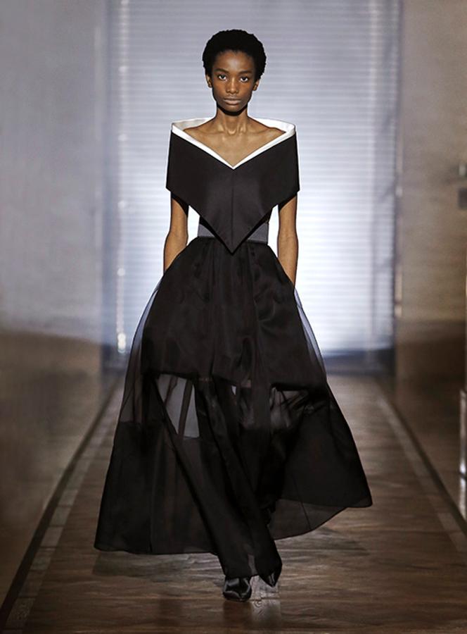 Este vestido de Givenchy, quizá en otro color, es uno de nuestros favoritos para que lo lleve Meghan Markle en la boda de Eugenia de York.