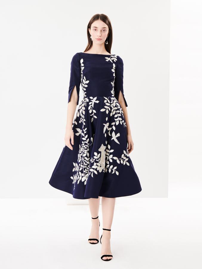 Este vestido de Oscar de la Renta sería un acierto seguro de Meghan Markle en la boda de Eugenia de York.