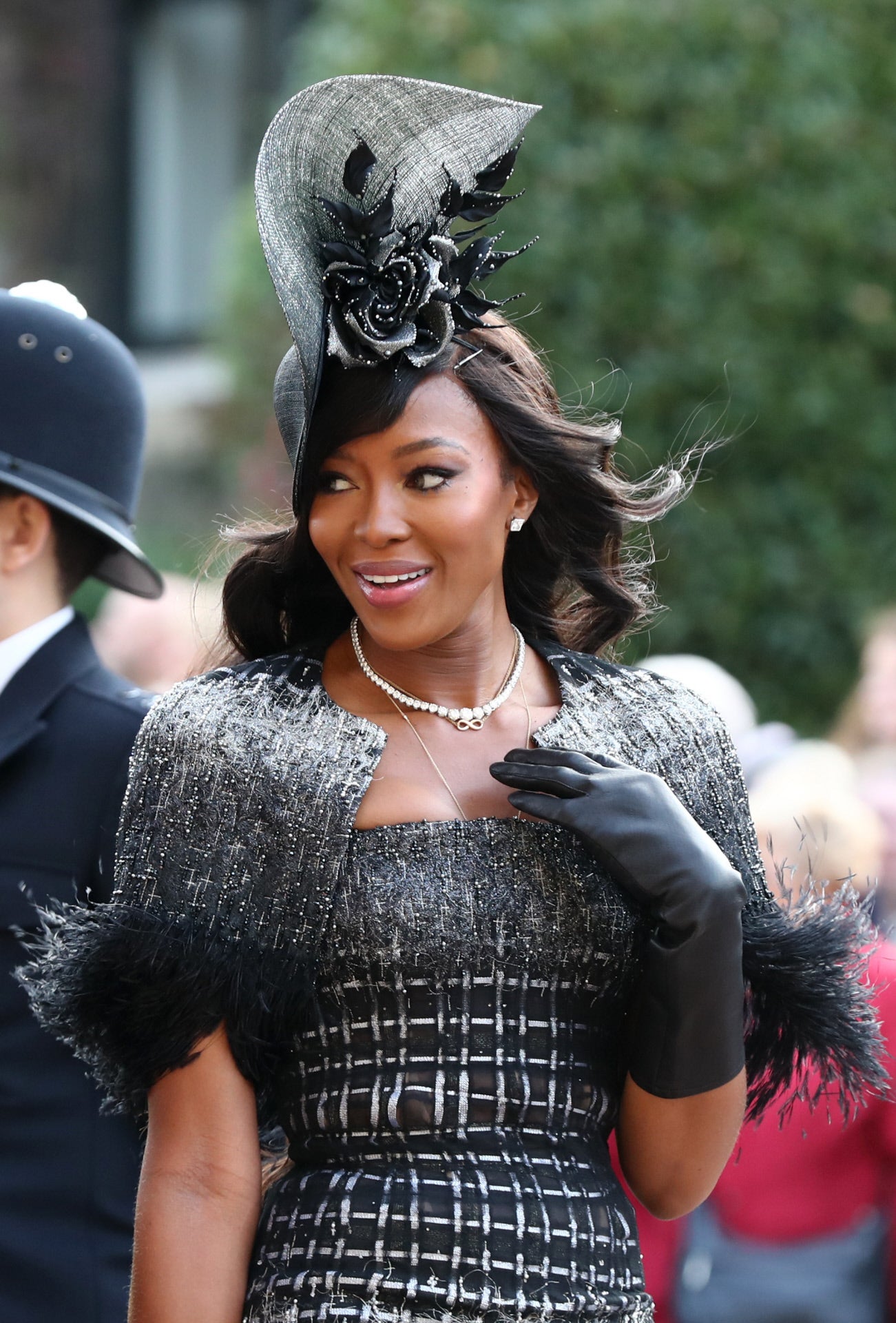 La actriz inglesa es una de las invitadas más esperadas en el enlace entre Eugenia de York y Jack Brooksbnak. Naomi Campbell aparecía con un vestido palabra de honor con complemento de plumas que ha firmado Ralph & Russo.