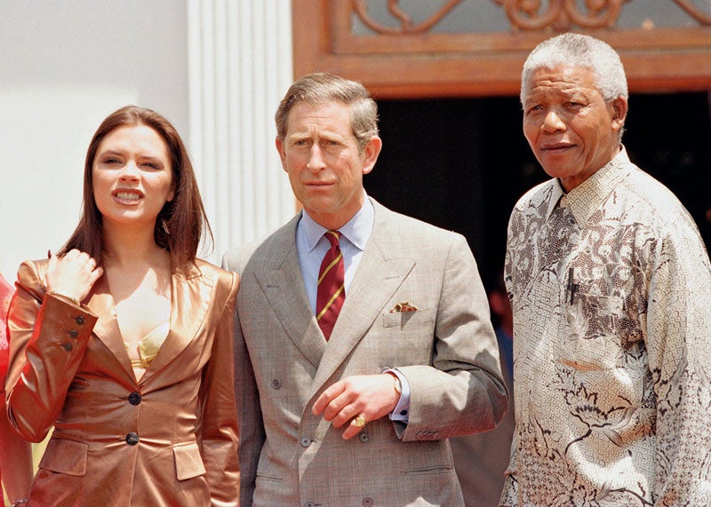 Victoria Beckham en un viaje a Sudáfrica en 1997, con el príncipe Carlos y Mandela, que dijo que las Spice eran “sus heroínas”.
