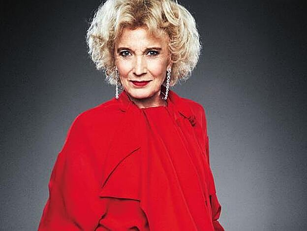 Marisa Paredes con blusa y pantalón de Valentino para My Theresa, pendientes de Swaroski y brazalete de Swaroski Atelier.